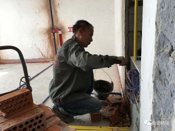 極家工地工人作業(yè)中2